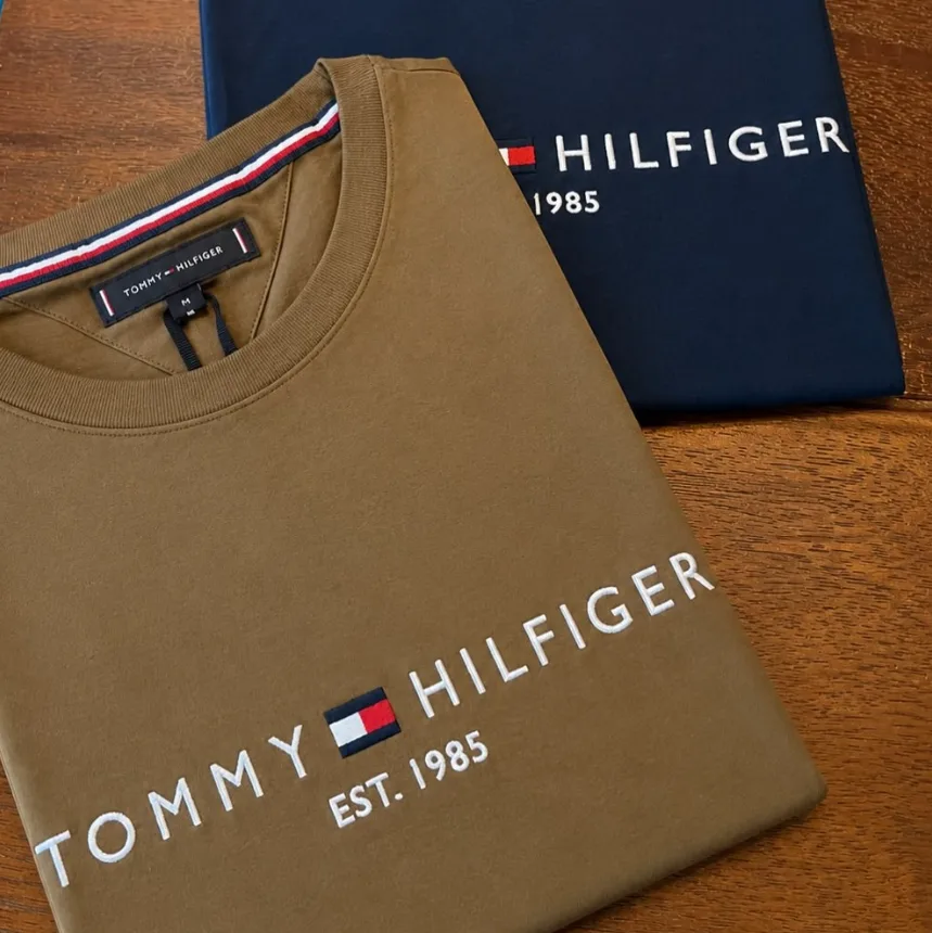 Camisetas Tommy Hilfiger dobradas em várias cores